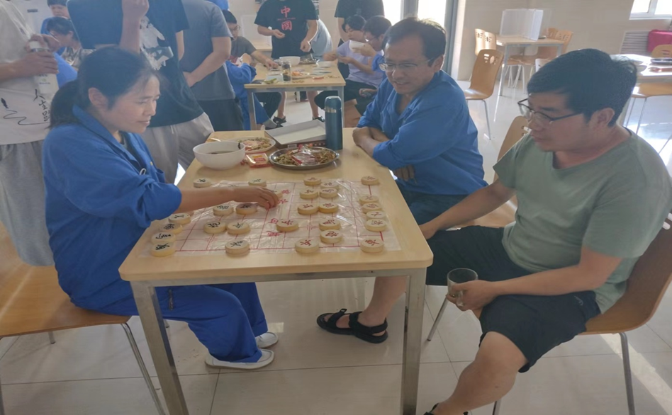 长运娱乐组织驻厂职工举办棋牌比赛活动并慰问全体驻厂人员