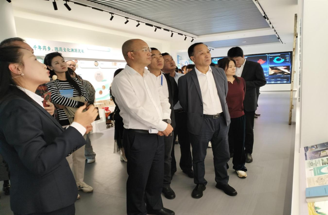 2024中国中小企业发展大会考察团到长运娱乐考察交流